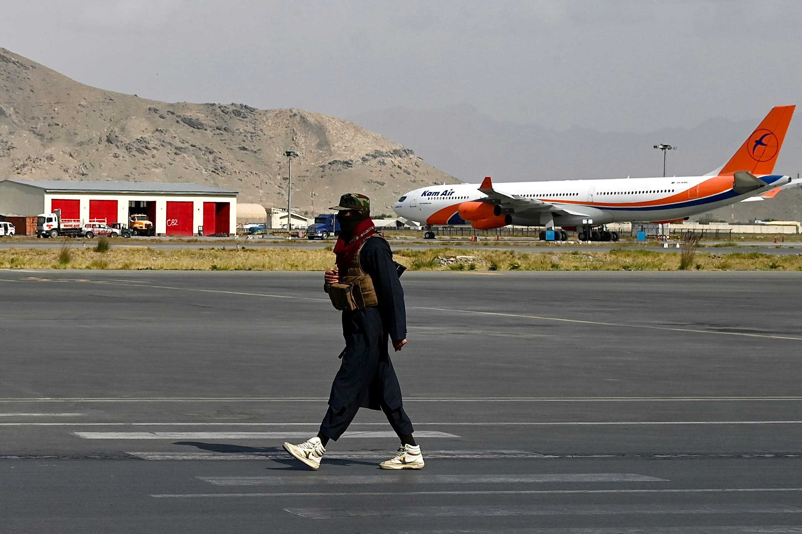 عنصر من طالبان في مطار كابل