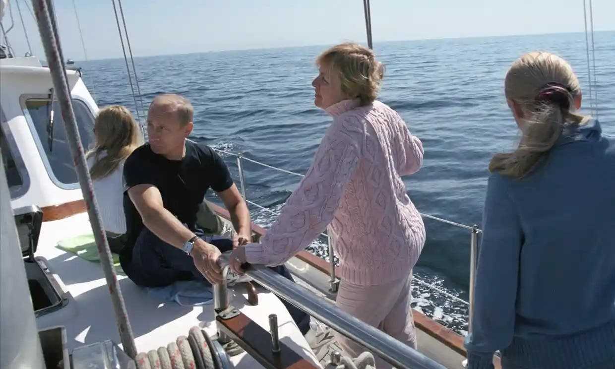 بوتين مع زوجته السابقة وابنتيه خلال إجازة عام 2002- (تاس)
